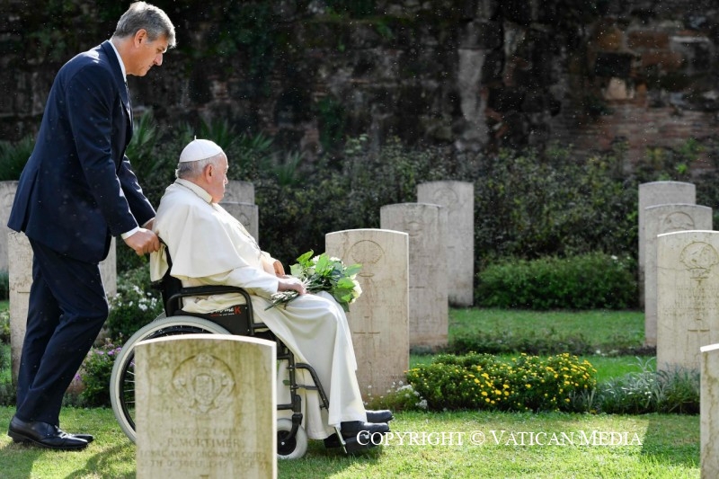 Franciscus bezoekt een oorlogskerkhof in Rome