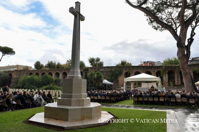 Paus Franciscus tijdens de dodenmis voor de militairen van WO II