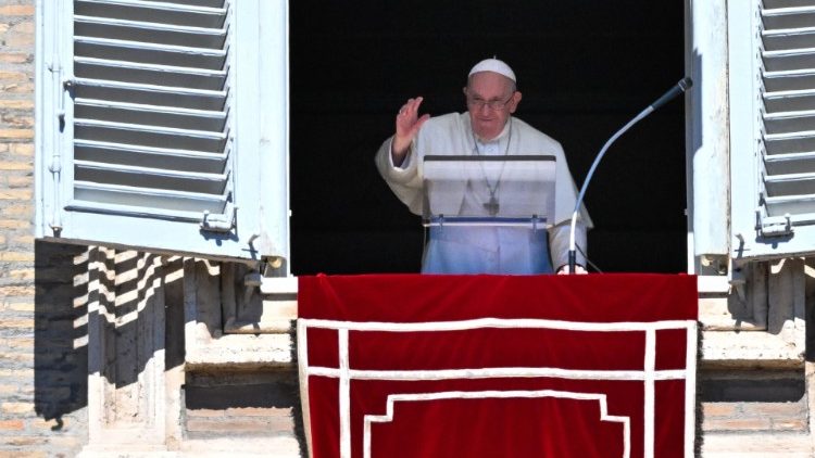 Paus Franciscus tijdens het angelus