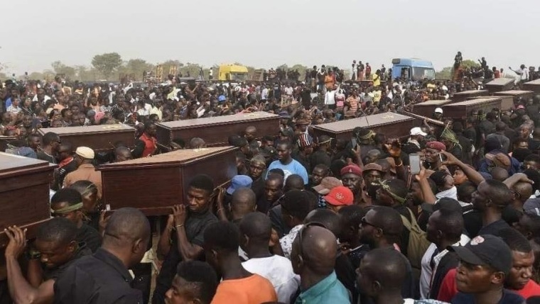 Uitvaart van slachtoffers van religieus geweld in Nigeria in april 2019