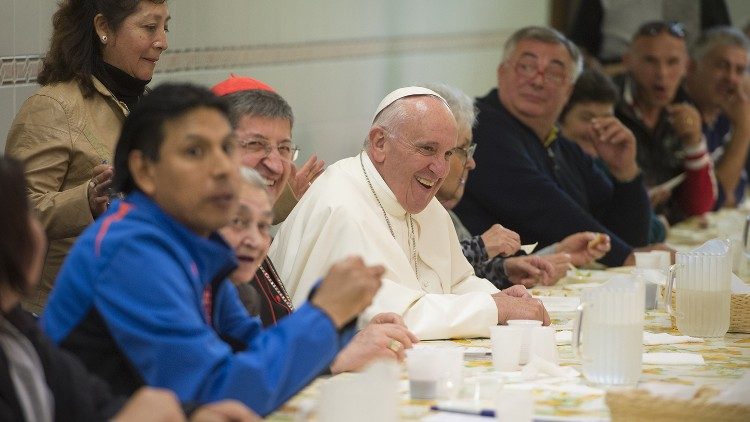 Paus Franciscus tijdens een maaltijd met armen in 2015