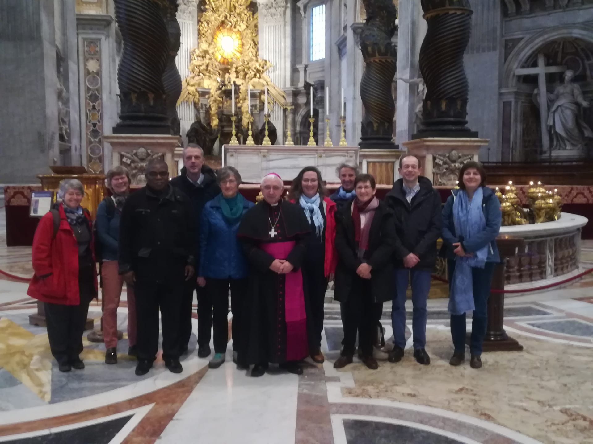 Mgr. Jean-Luc Hudsyn en zijn vicariale raad in de Sint-Pietersbasiliek