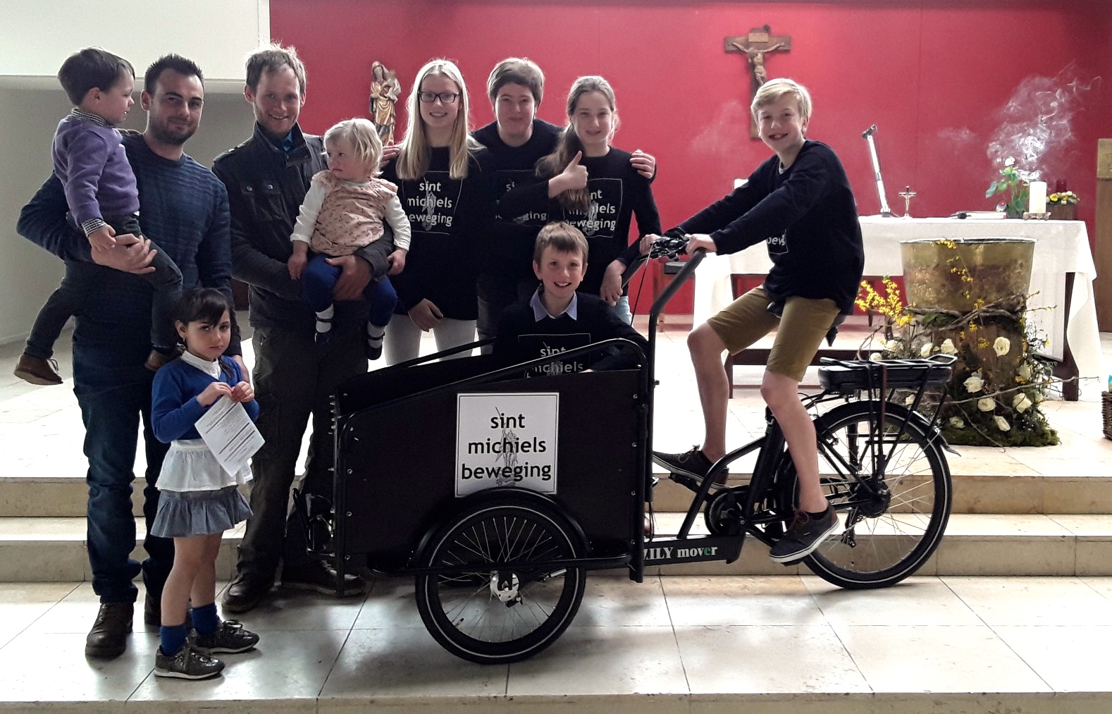 Met hun elektrische bakfiets brengen jongeren van de Sint-Michielsbeweging in Brugge, Gent en nu ook in Leuven voeding rond naar ouderen en behoeftigen.