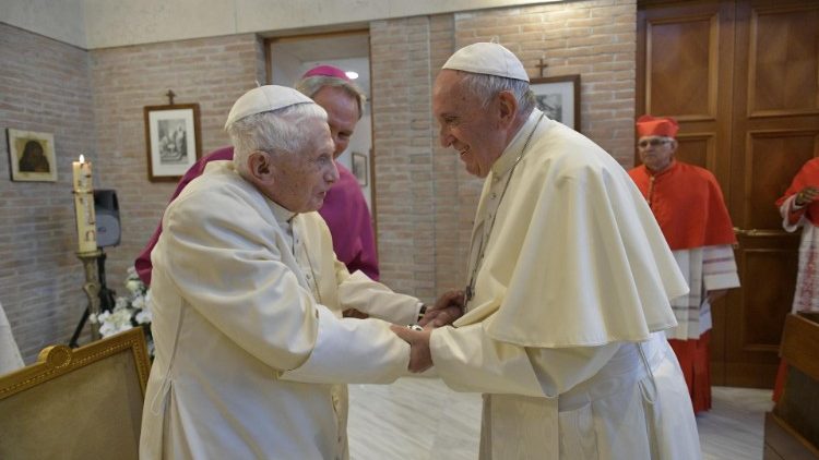 Paus Paus Franciscus met zijn emeritus paus Benedictus XVI