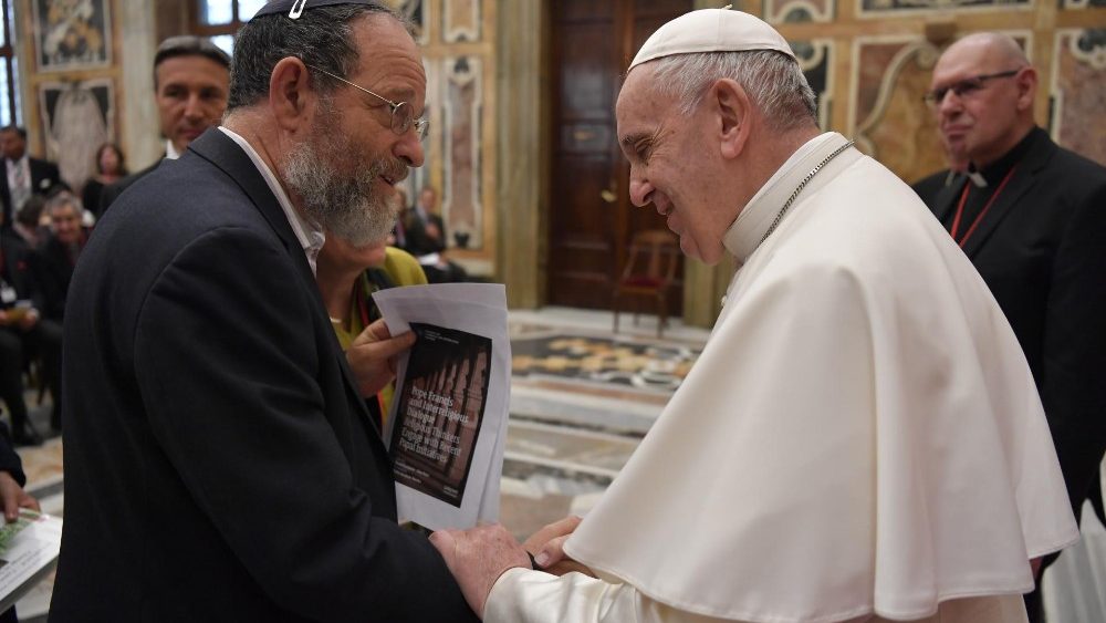 Paus Franciscus tijdens de ontmoeting met docenten en studenten van het Bijbelinstituut