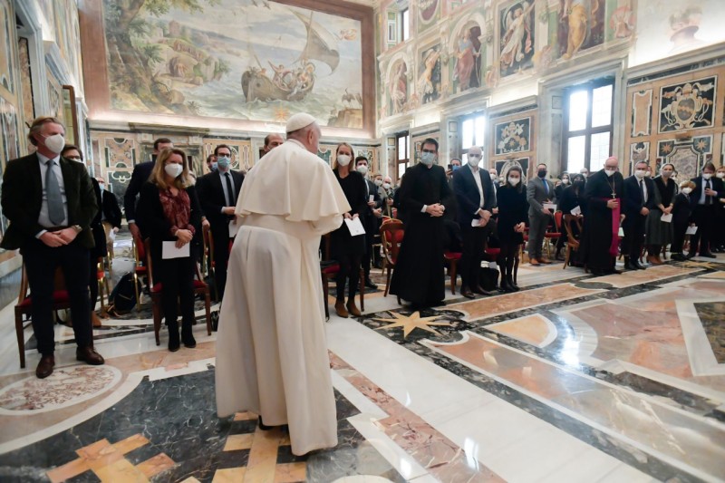 Paus Franciscus wordt begroet door de Franse ondernemers