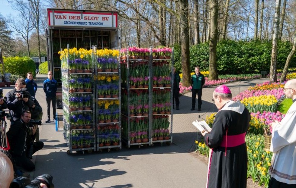 Bisschop Van den Hende zegent de bloemen voor het vertrek naar Rome