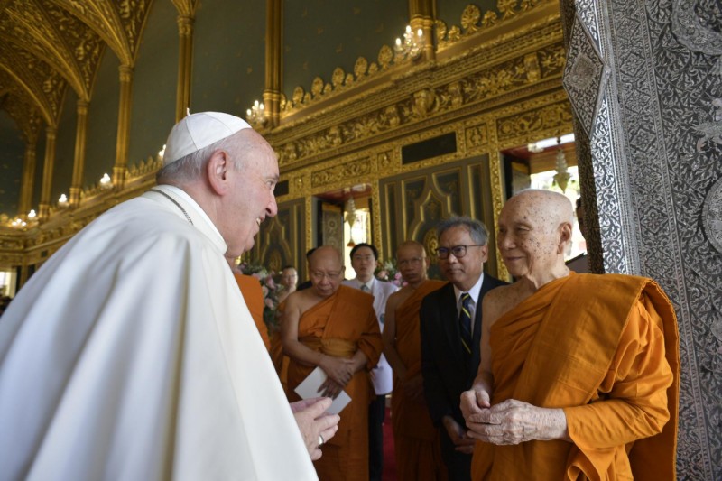 Paus Franciscus met de boeddhistische patriarch Ariyavongsagatanana IX 