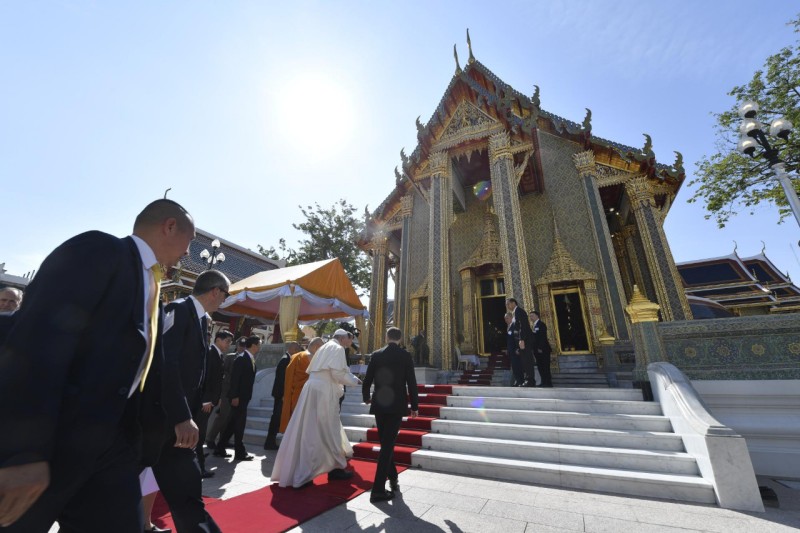 Franciscus bezoekt een boeddhistische tempel en klooster