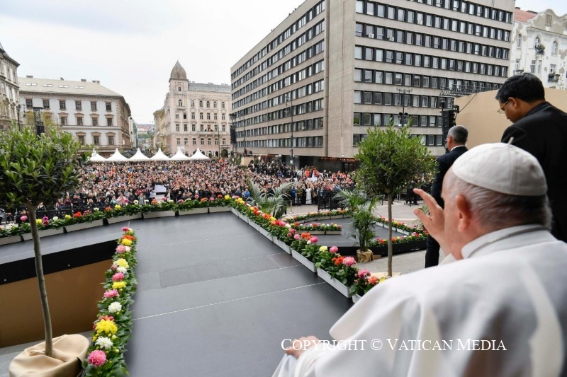 Franciscus begroette na zijn aankomst de bevolking van Boedapest