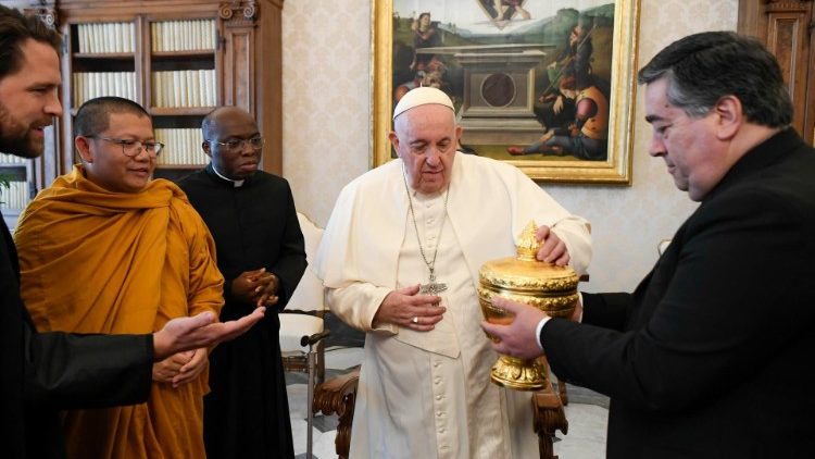 Boeddhistische leiders uit Cambodja bij paus Franciscus