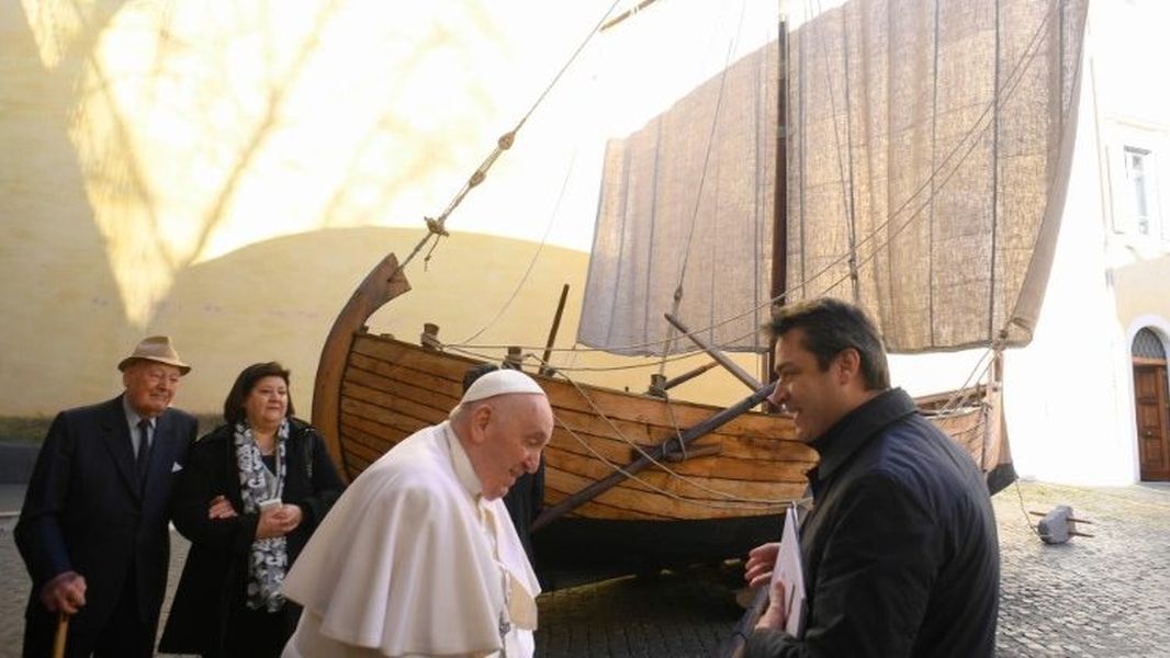 Paus Franciscus neemt de boot in ontvangst