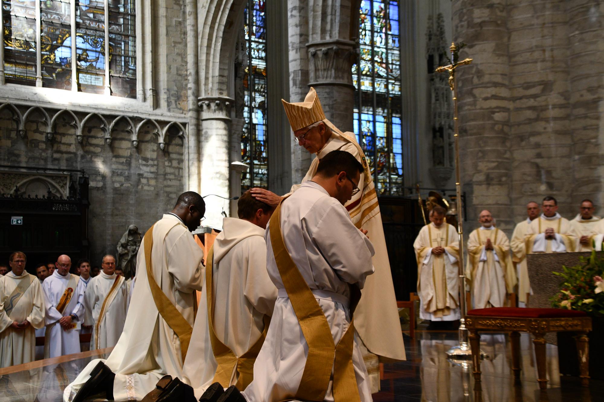 Kardinaal De Kesel tijdens de priesterwijding