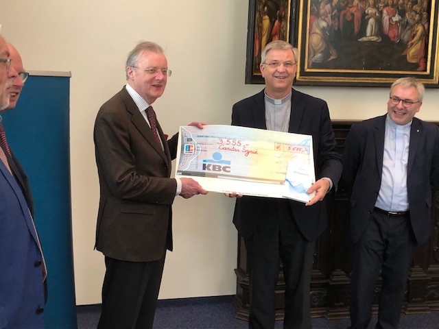 Mgr. Johan Bonny overhandigde een cheque van 3.555 euro aan Frank De Coninck, voorzitter van Caritas International, en François Cornet, directeur-generaal van Caritas International, ter ondersteuning van het werk van Caritas in Syrië