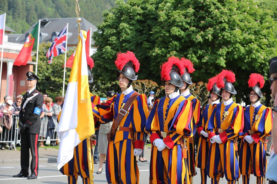 De Zwitserse garde tijdens de jaarlijkse legerbedevaart in Lourdes