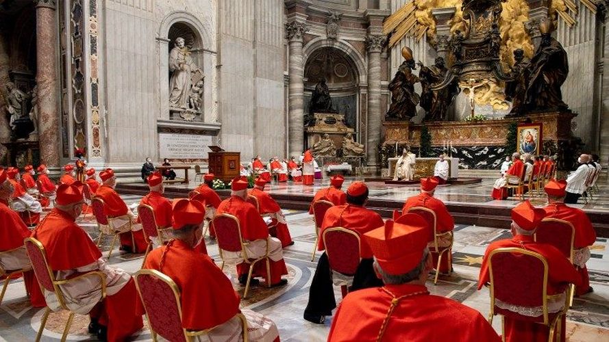 Paus Franciscus met de kardinalen