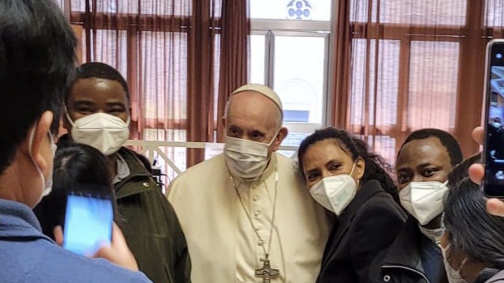 Franciscus bezoekt het vaccinatiecentrum van het Vaticaan