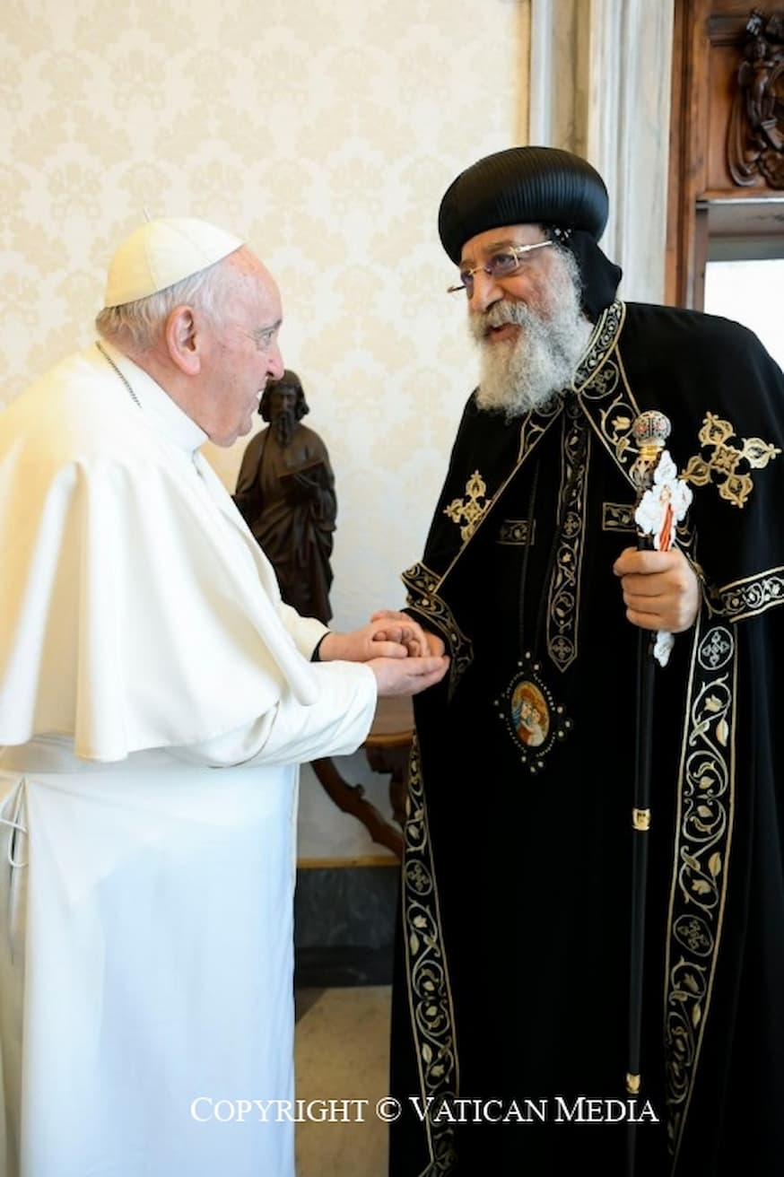 Paus Franciscus ontmoet patriarch Tawadros II op 11 mei 2023 en kondigt aan dat 21 koptisch-orthodoxe heiligen en martelaren ook worden toegevoegd aan de katholieke lijst van martelaren