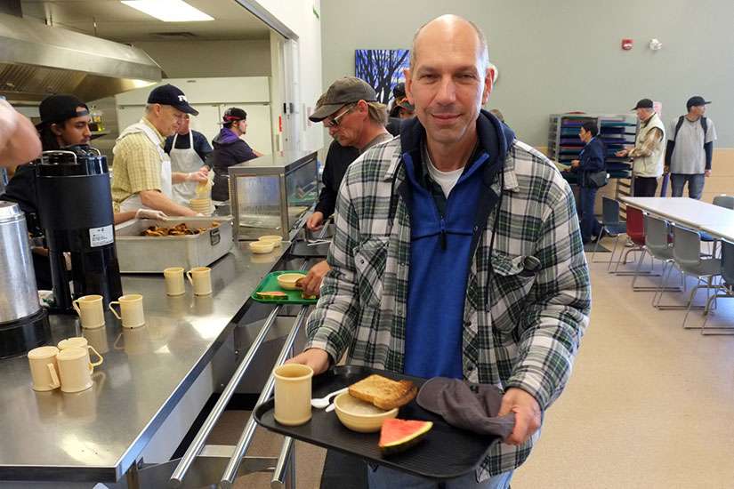 Bisschop Donald Bolen schuift aan in het sociaal restaurant. © Bisdom Saskatoon