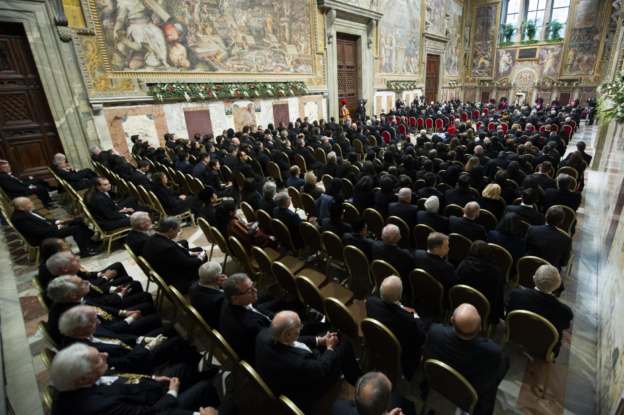 Paus Franciscus spreekt de diplomaten toe