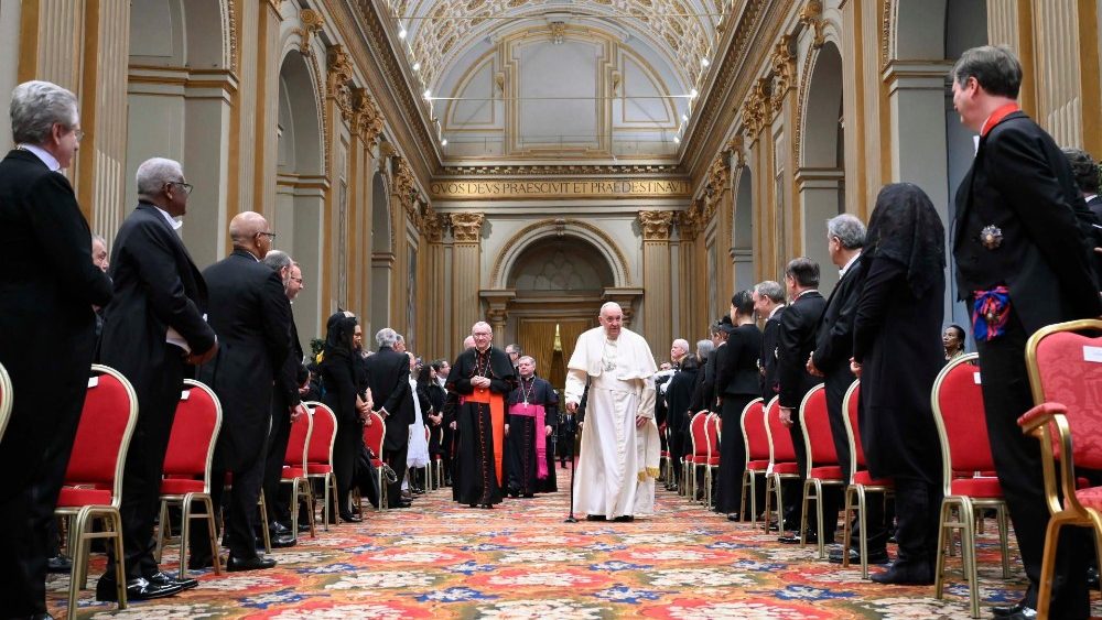 Paus Franciscus tijdens zijn ontmoeting met diplomaten