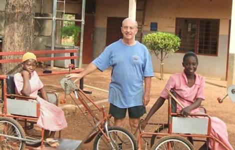 De Engelse witte pater Trevor Robinson bouwt rolstoelfietsen voor jonge en volwassen gehandicapten in de Ghanese stad Tamale.