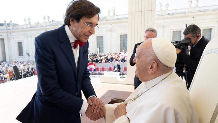 Elio Di Rupo ontmoet paus Franciscus op het Sint-Pietersplein.