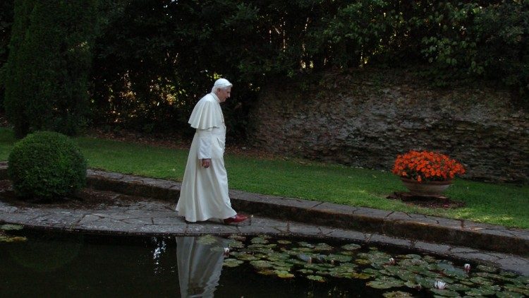 De emeritus paus in de tuinen van het Vaticaan