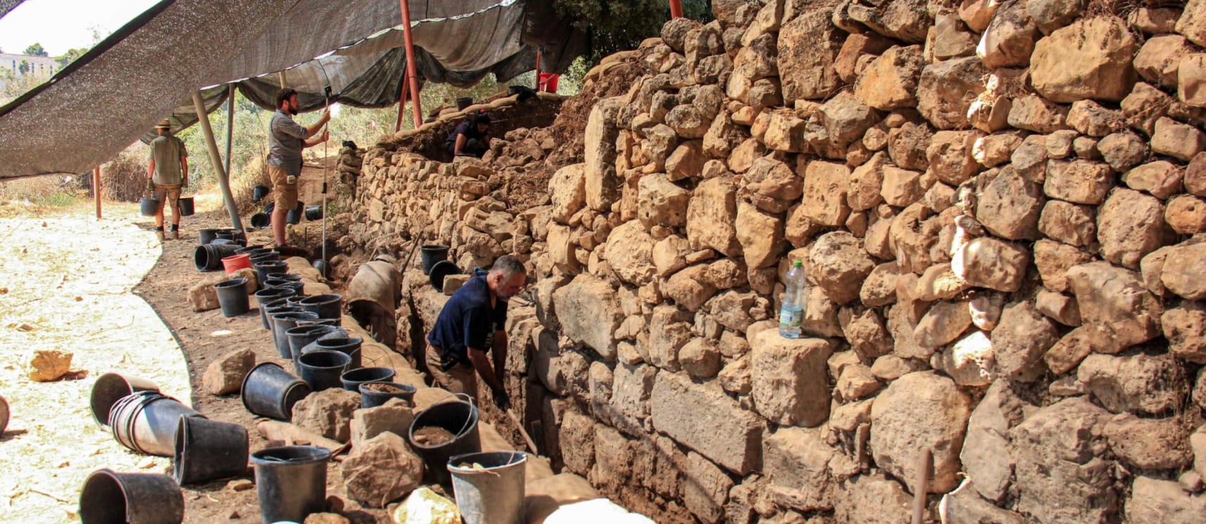 Archeologen graven de muren van Kiriath Yearim op