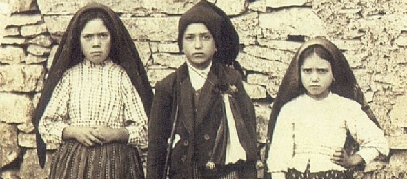 Lucia met haar neef Francisco en haar nicht Jacinta Marto in 1917