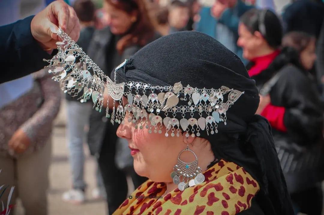 Bij het Assyrische nieuwjaarsfeest hoort traditionele kledij en een feestelijke hoofdtooi