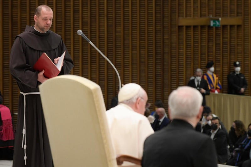 Franciscus vroeg applaus voor Oekraïense franciscaan die hem had ingeleid