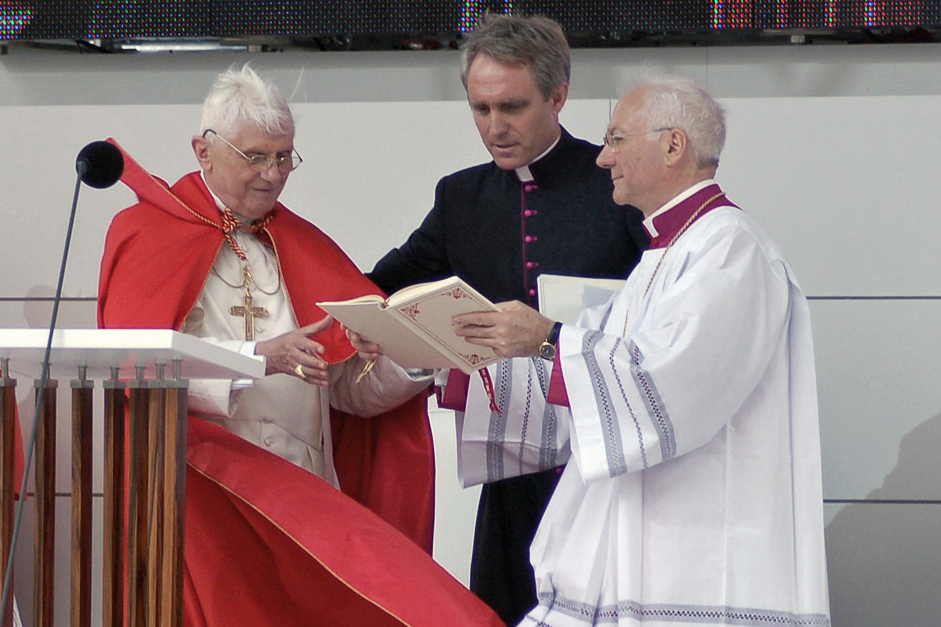 Aartsbisschop Georg Gänswein (midden) met paus Benedictus XVI