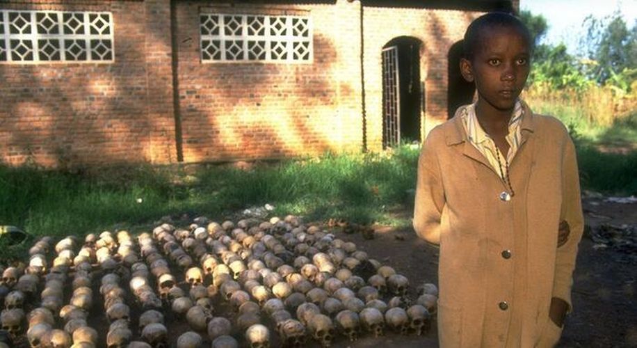 Een 14-jarige overlevende uit Nyamata, die de genocide overleefde door zich gedurende twee dagen onder de lijken te verbergen.