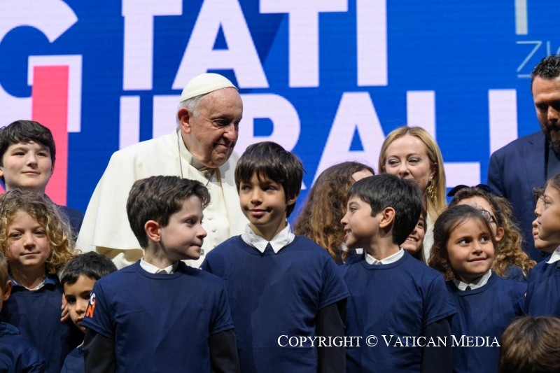 Paus Franciscus nam gisteren deel aan een congres over geboorten en het gezin