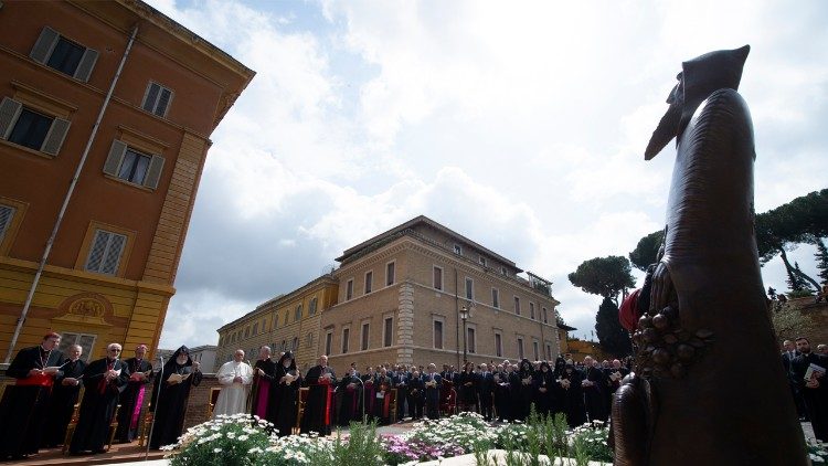 Het beeld van Gregorius van Narek in de tuin van het Vaticaan