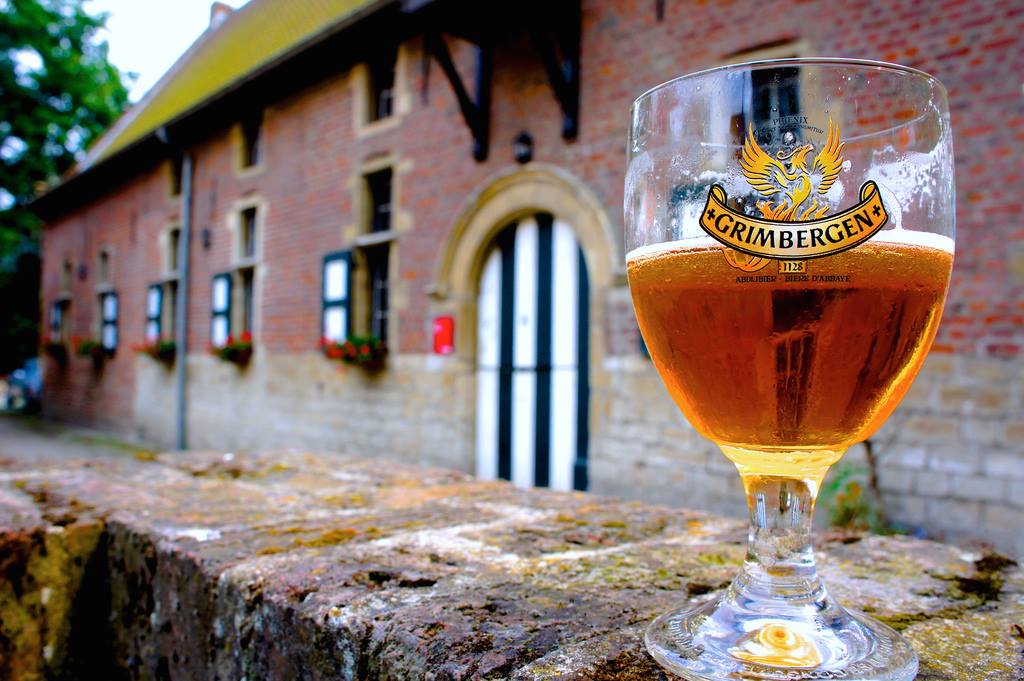 ... In afwachting van het abdijbier dat binnen de kloostermuren wordt gebrouwen. 