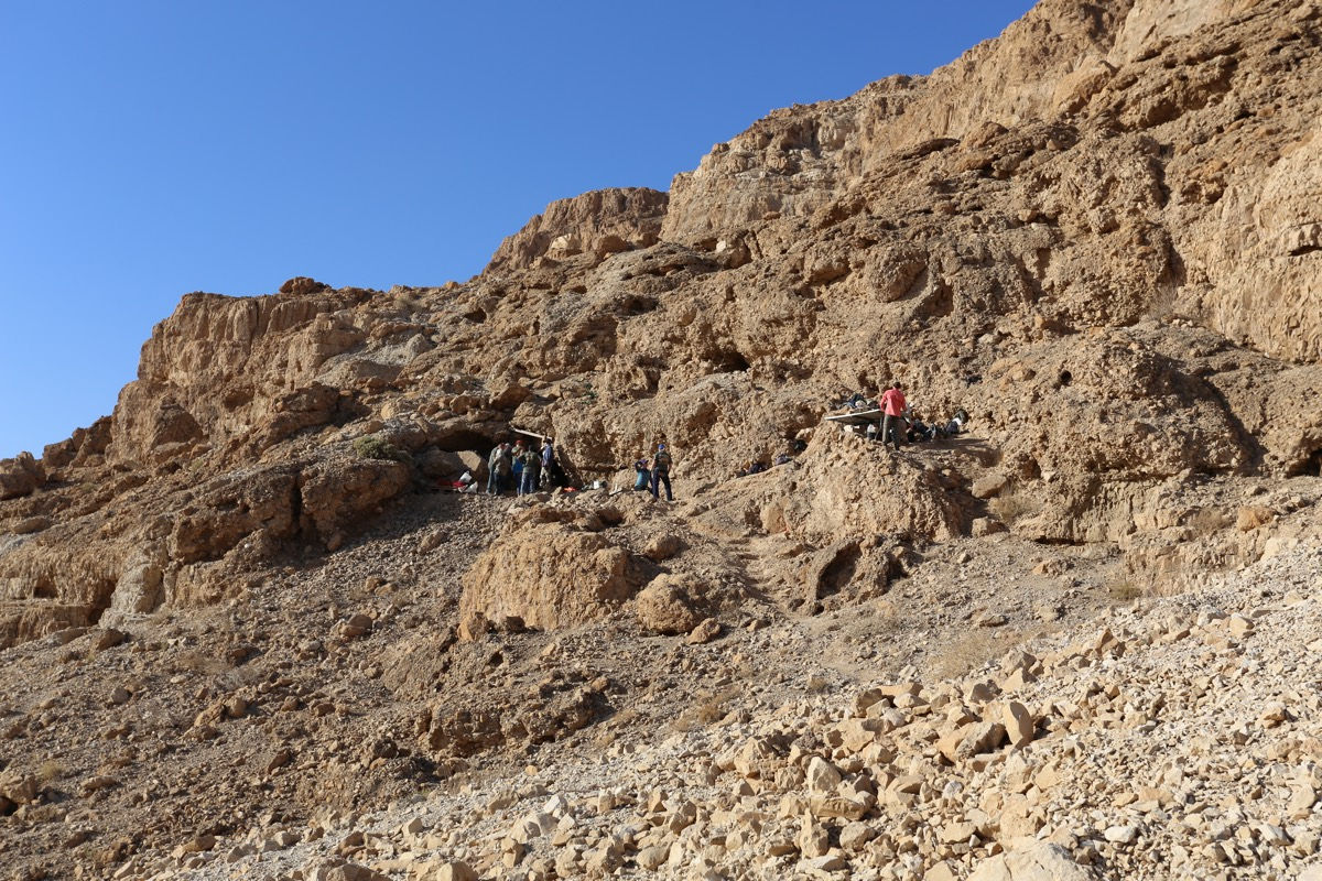 Archeologen bij de ingang van de twaalfde grot in Qumran