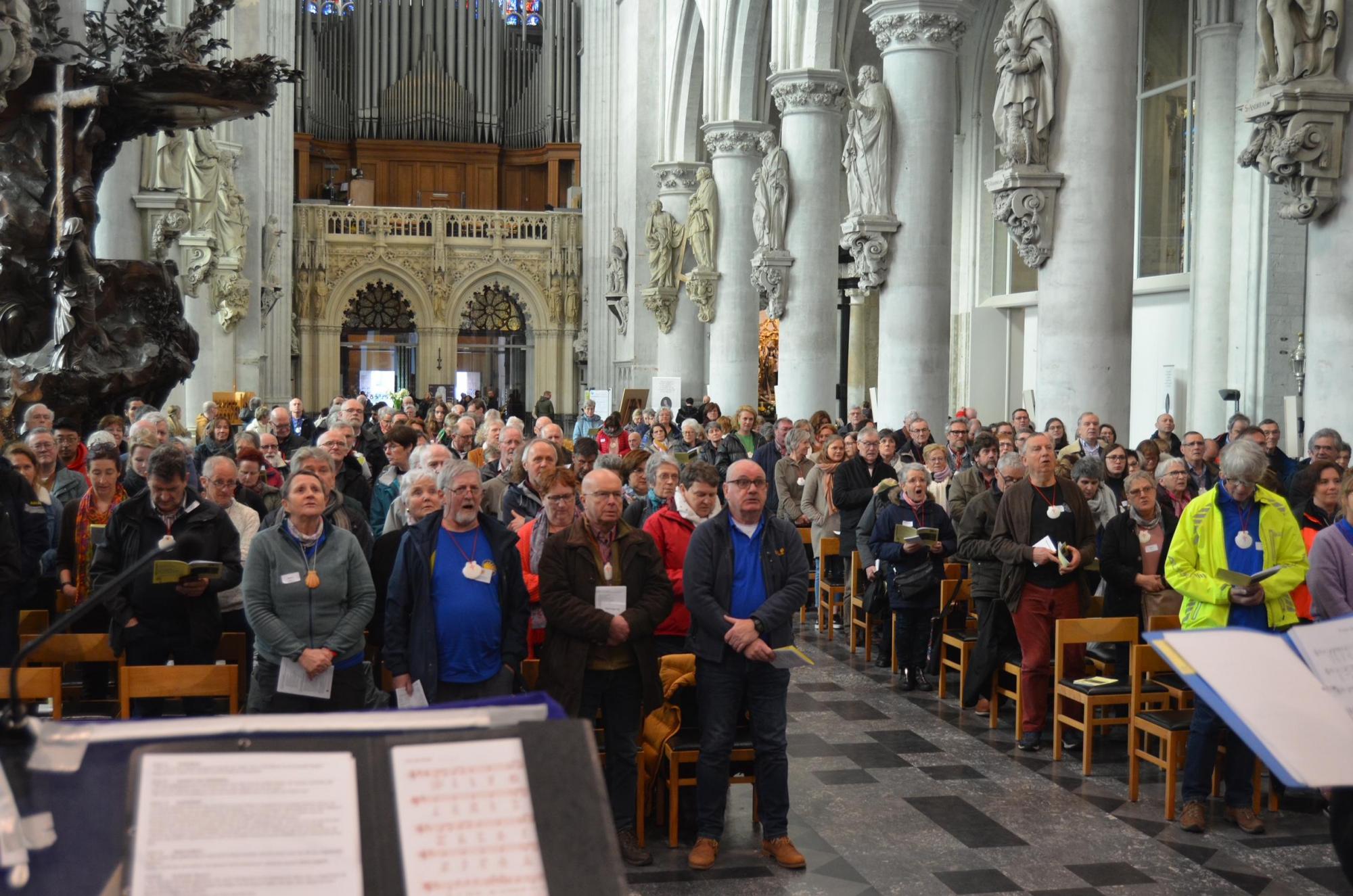 De pelgrimszegen van het Compostelagenootschap in de Sint-Romboutskathedraal 