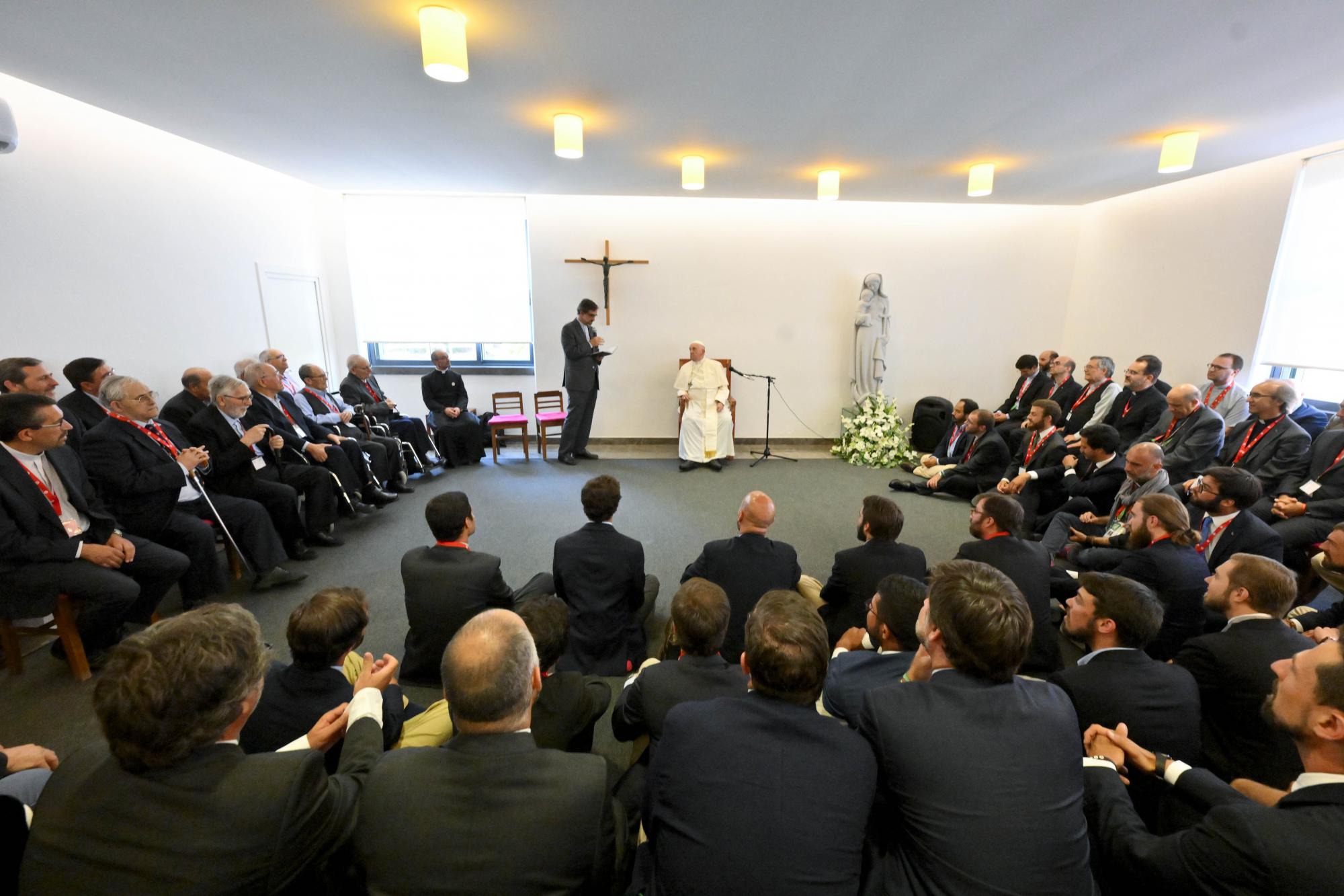 Paus Franciscus tijdens zijn ontmoeting met jezuïeten in Portugal