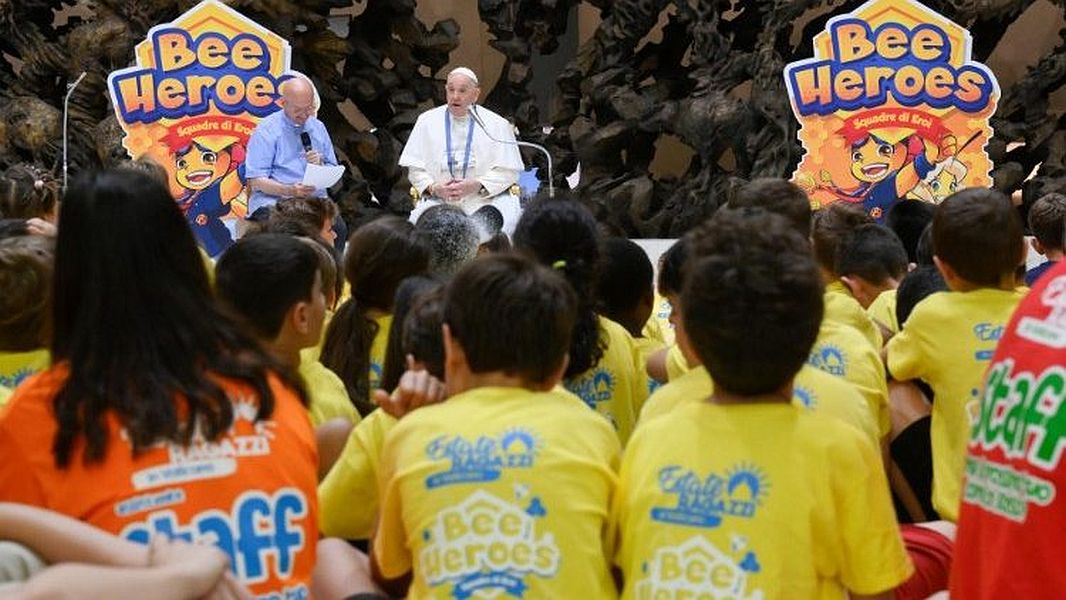 Paus Franciscus tijdens een (eerdere) ontmoeting met jonge kinderen