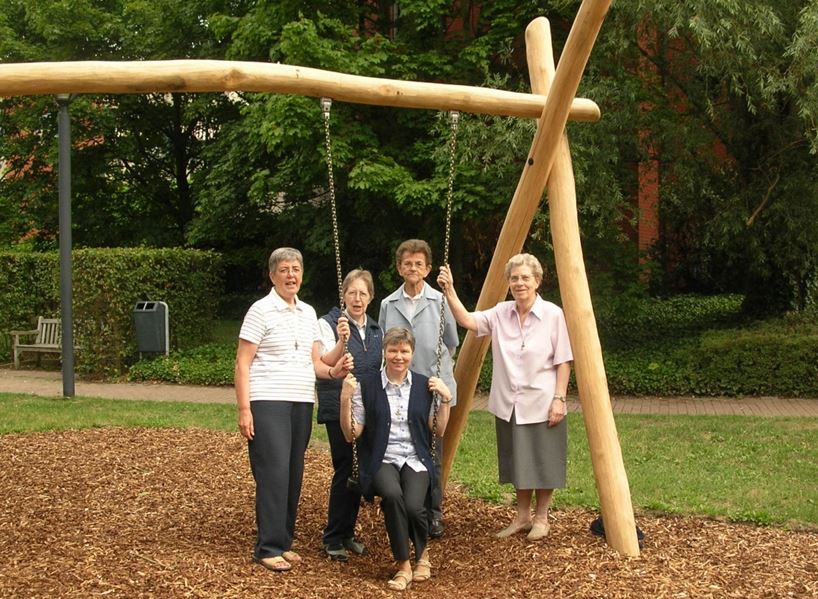 Het nieuwe bestuur: zr. Yvonne De Gryse (zittend), algemeen overste; (staande vlnr): zr. Karine Willems, zr. Mieke Van Assche, zr. Lieve Vervoort en zr. Louisa Thoelen.