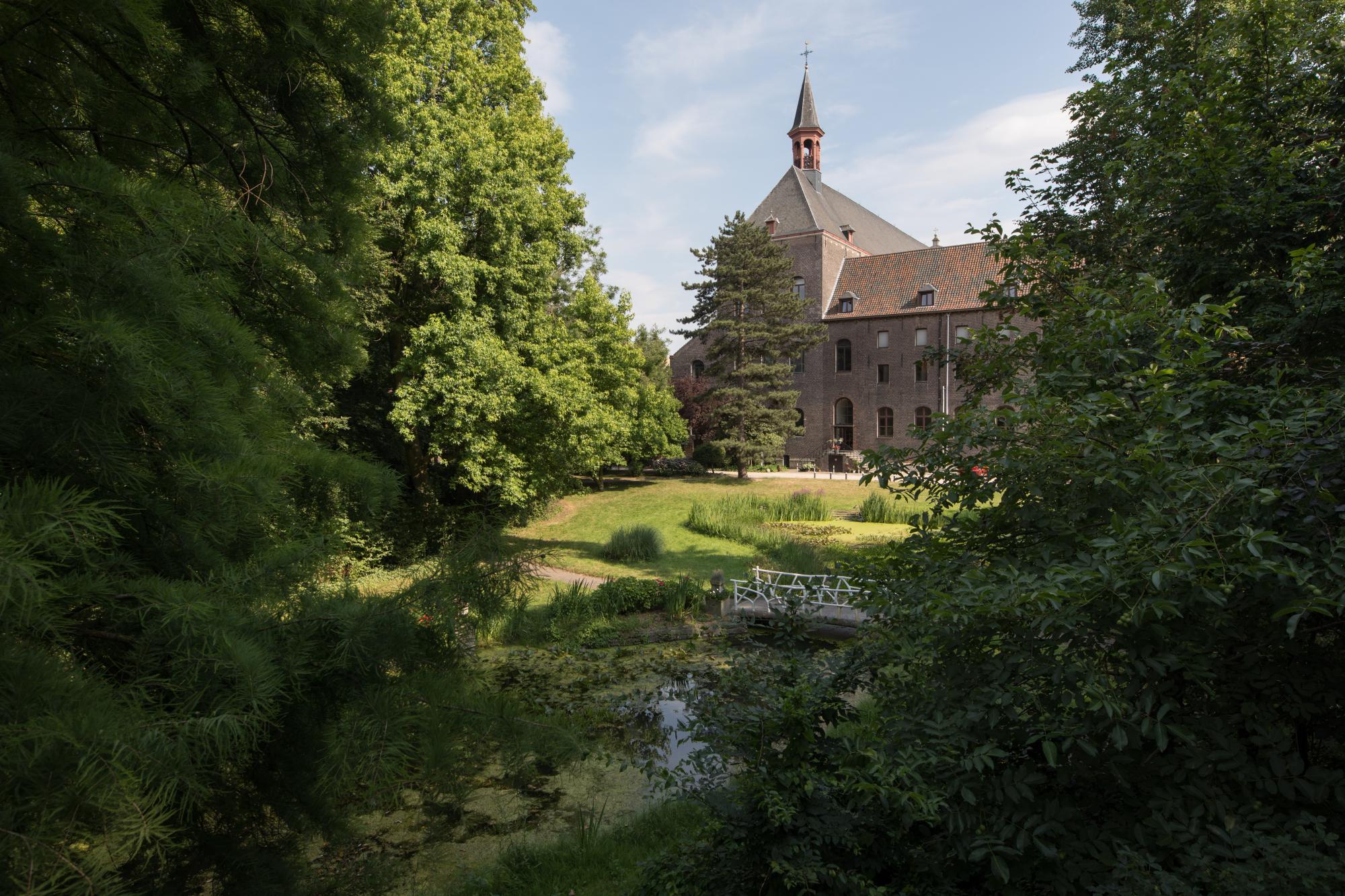 De tuin van het karmelietenklooster in Gent