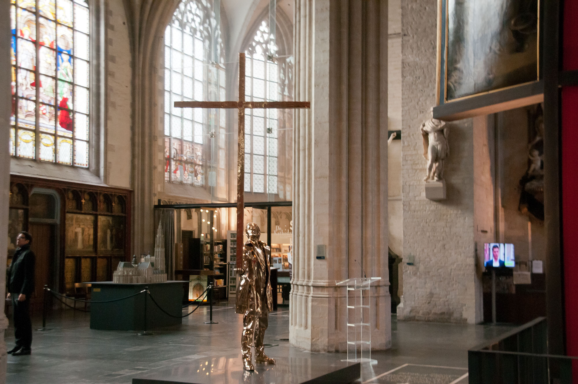 Kunst van Jan Fabre in de kathedraal van Antwerpen