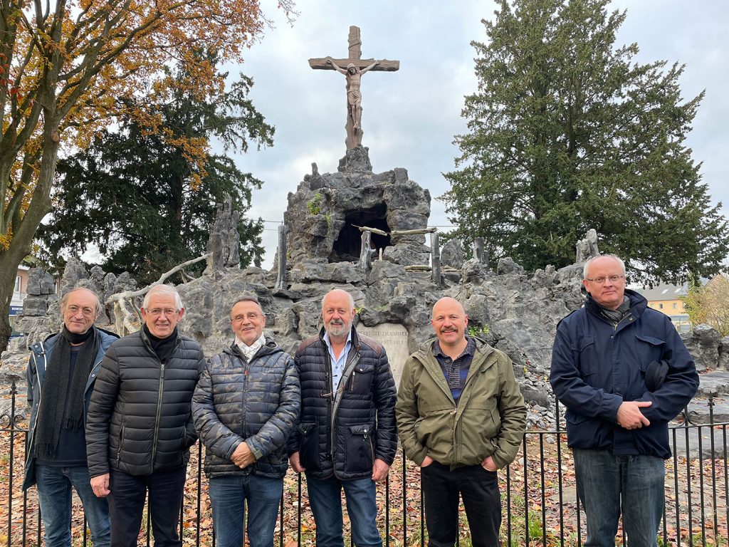 De kerkfabriek van Sint-Servaas, met de calvarieberg op de achtegrond