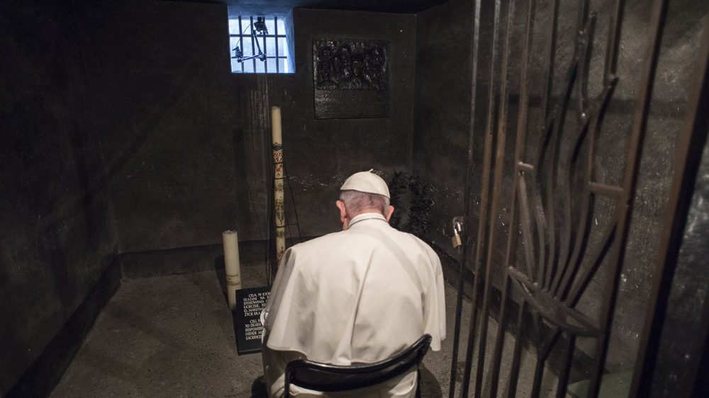 Paus Franciscus in de cel van Maximiliaan Maria Kolbe in Auschwitz