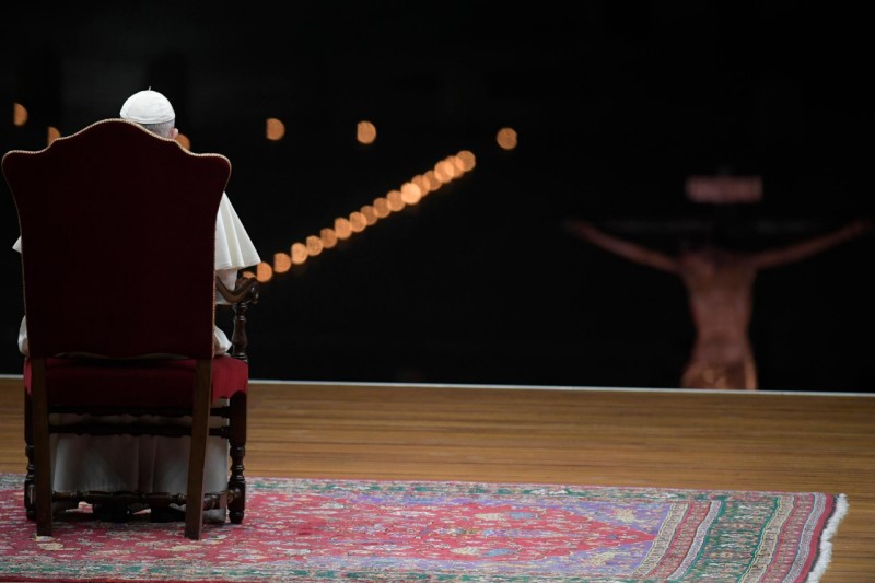 Paus Franciscus tijdens de kruisweg van Goede Vrijdag