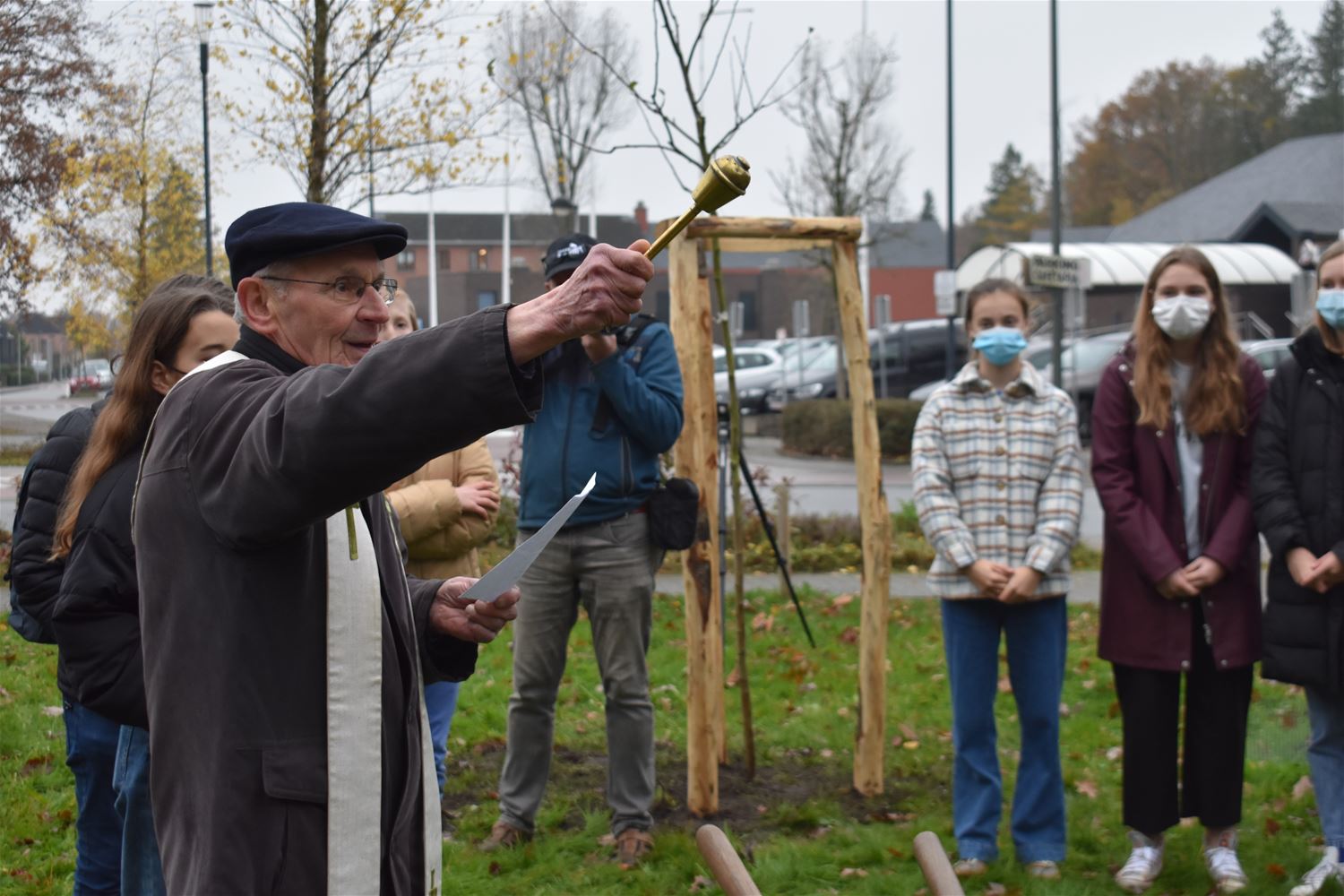 Jongeren van het Sint-Franciscuscollege planten een Laudato Si'-boom bij de ingang van de school. Pater Frans spreekt zegen uit.