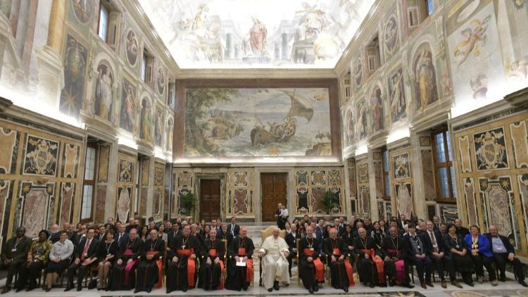 Paus Franciscus ontmoet de leden van het Dicasterie voor de Leken, het Gezin en het Leven