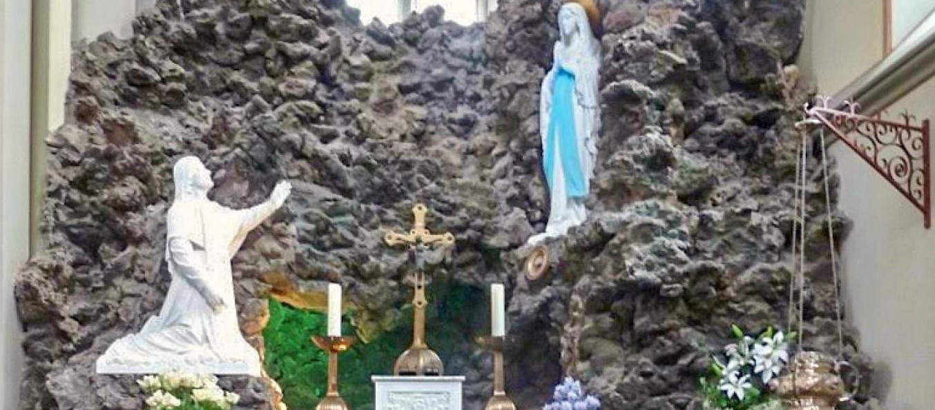 In de Heilig Hartkerk van Vinkeveen is onder meer een Lourdesgrot nagebouwd met daarin een steen uit de echte grot in Lourdes